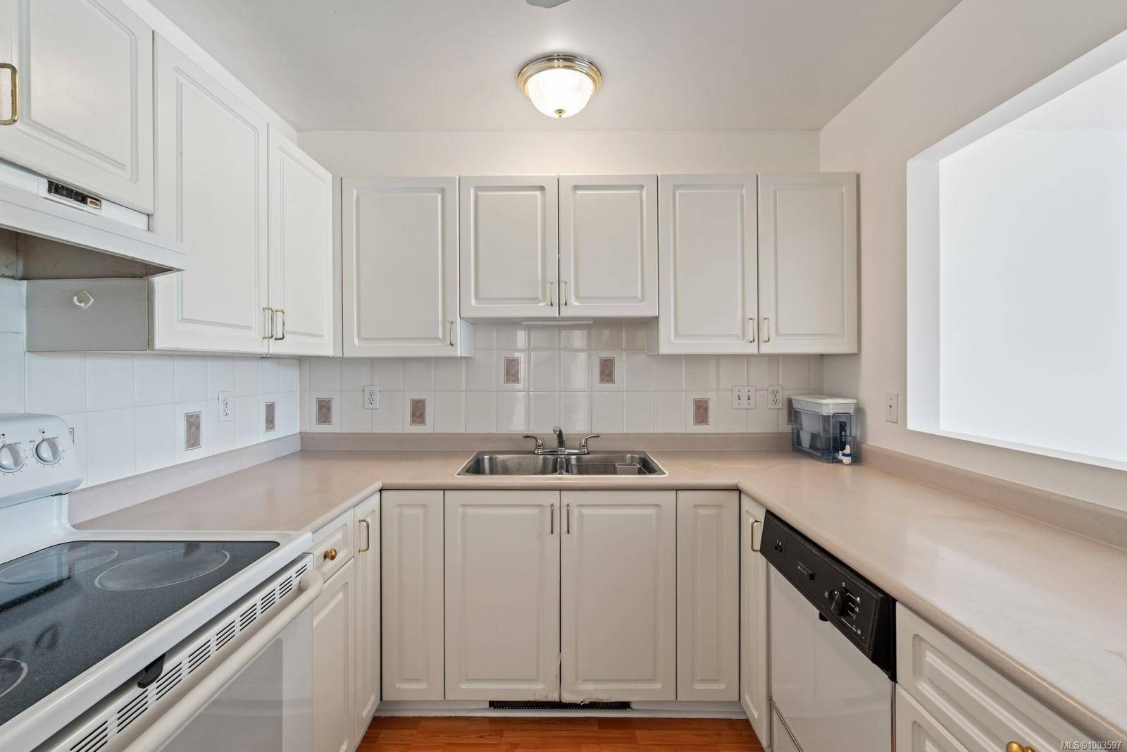 Victoria, BC V8T 2C2,1536 Hillside Ave #402
