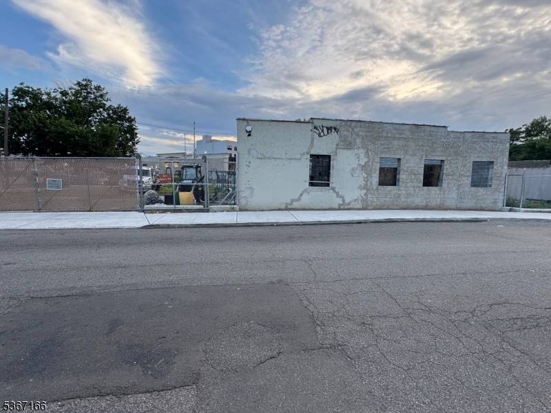 Paterson City, NJ 07514,560-568 E 18Th St