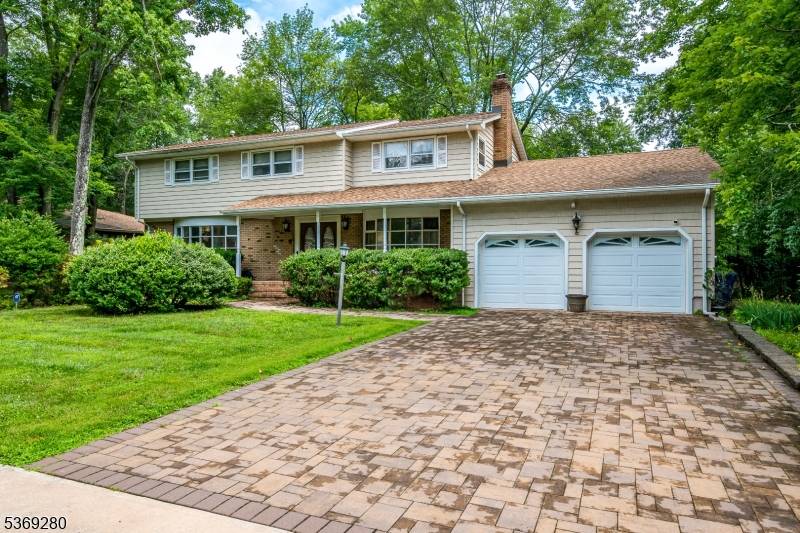 6 Point Of Woods Dr, North Brunswick Twp., NJ 08902
