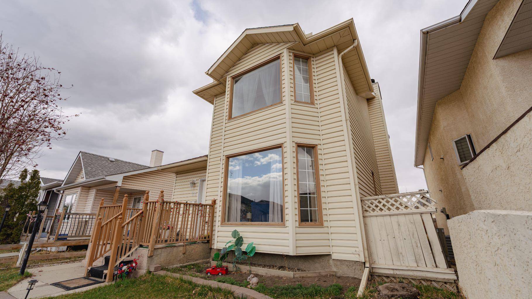 Calgary, AB T1Y 6V1,24 Laguna Close NE