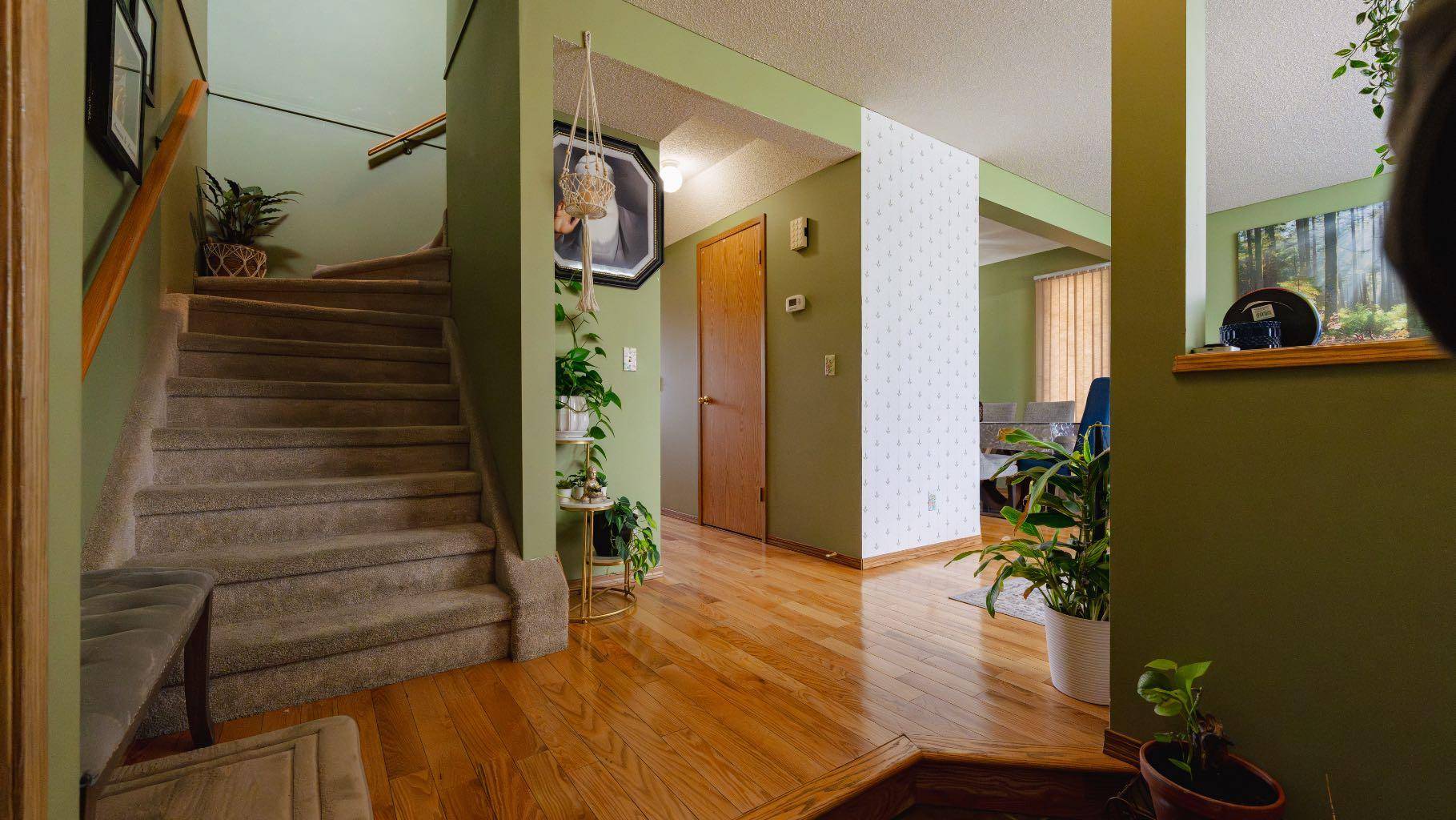 Calgary, AB T1Y 6V1,24 Laguna Close NE