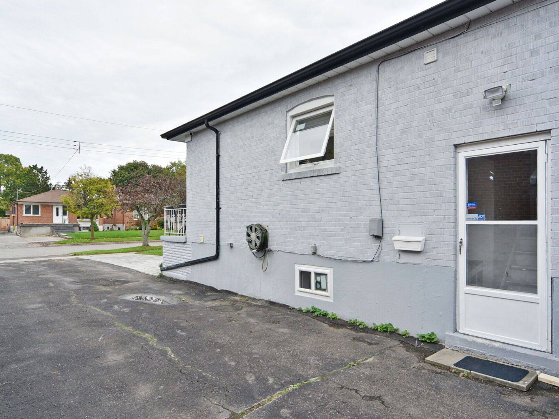 Toronto E04, ON M1R 1Z4,32 Babcock RD #Main