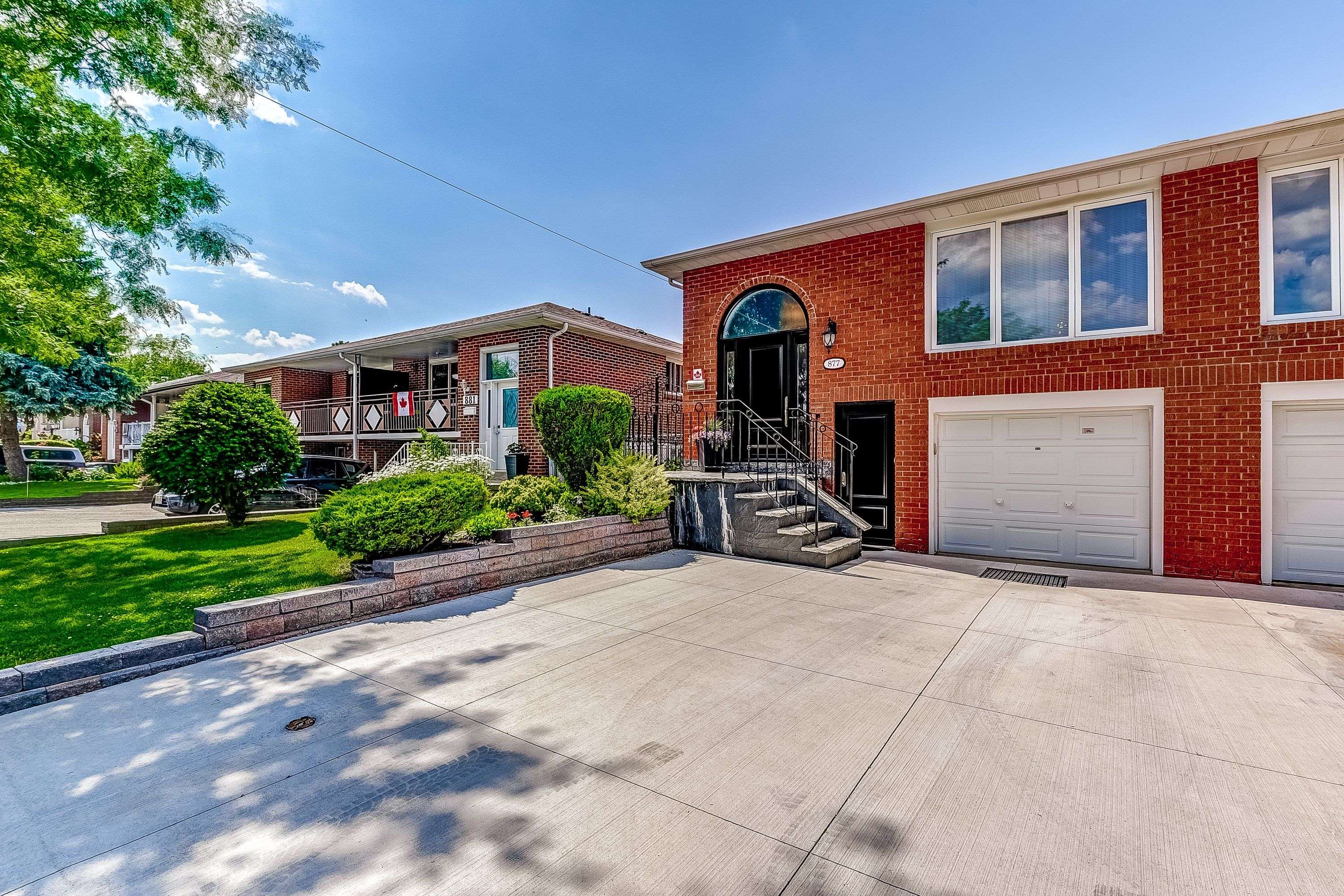 Mississauga, ON L5C 1G5,877 Blairholm AVE