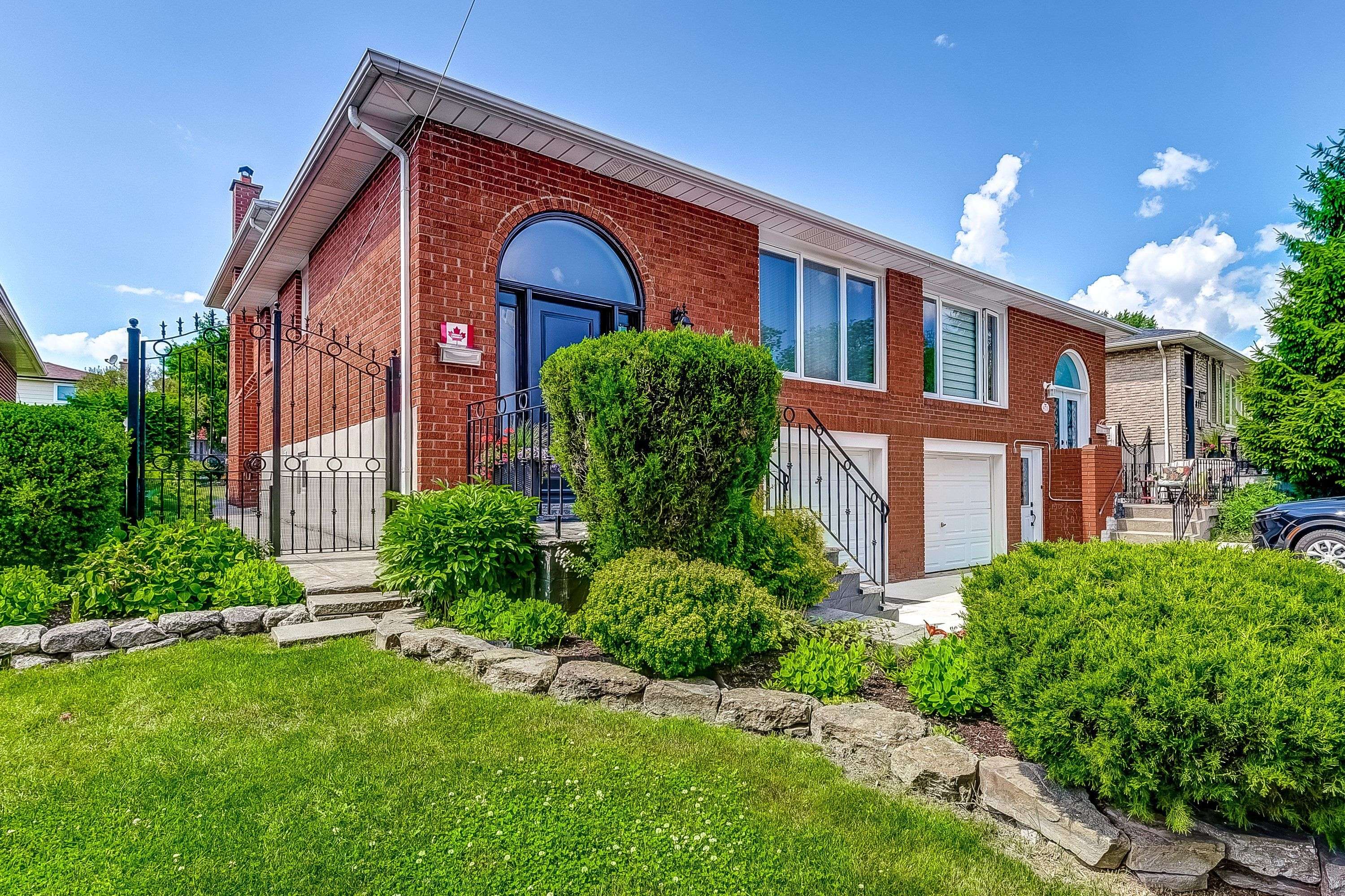 Mississauga, ON L5C 1G5,877 Blairholm AVE