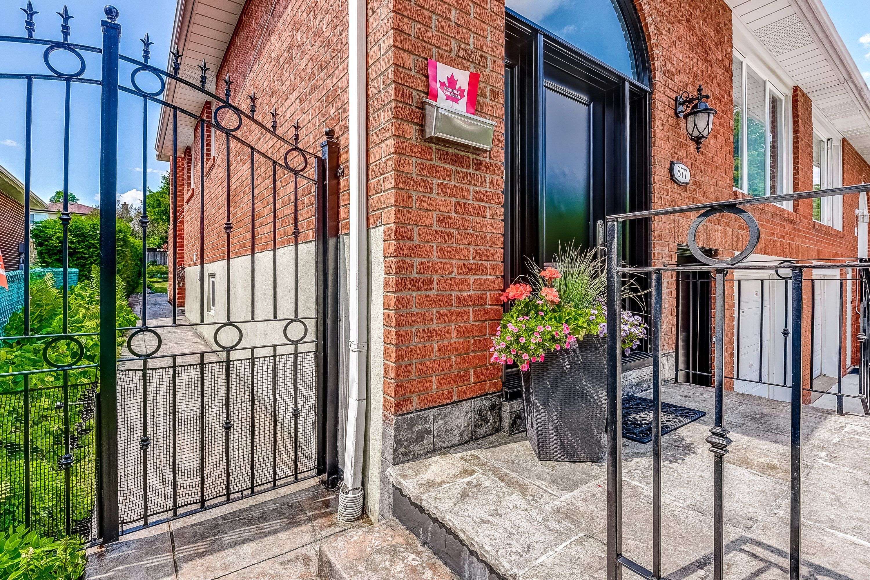 Mississauga, ON L5C 1G5,877 Blairholm AVE