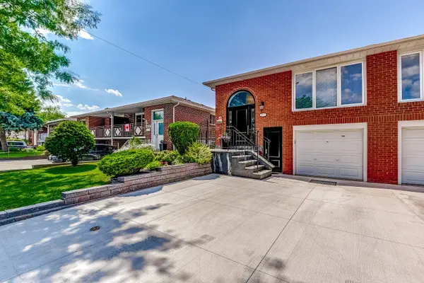 Mississauga, ON L5C 1G5,877 Blairholm AVE