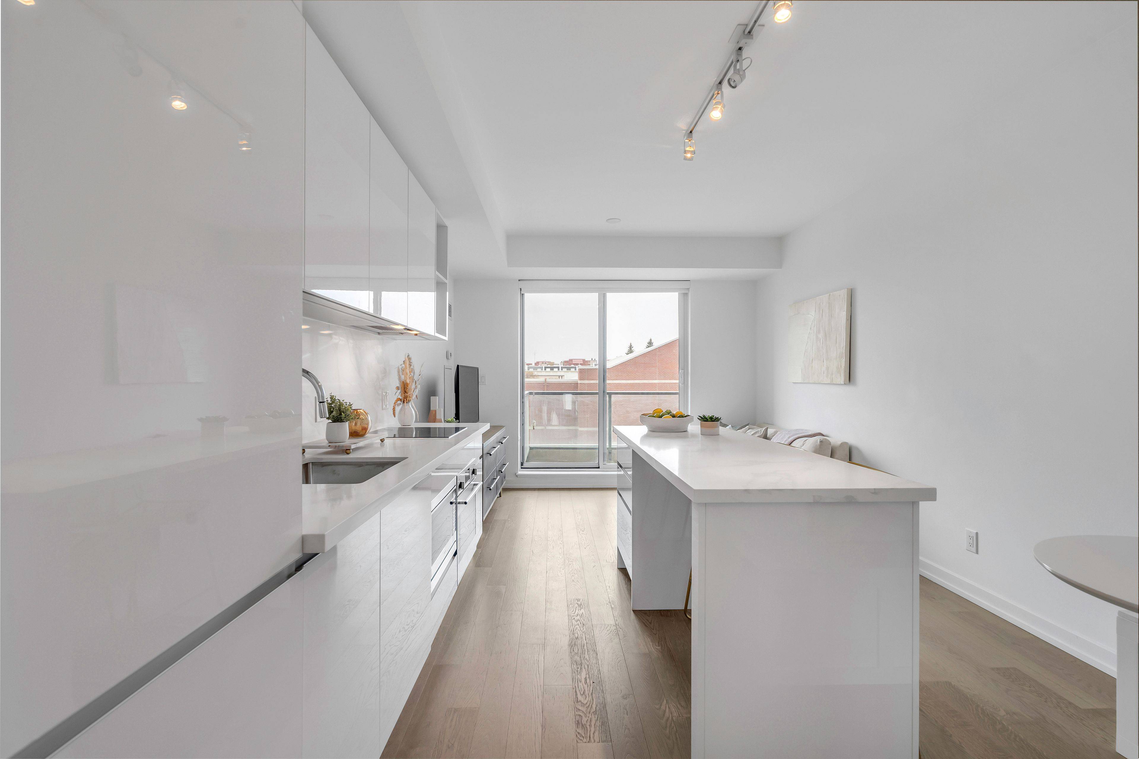 Toronto C02, ON M4V 3E1,377 Madison AVE #407