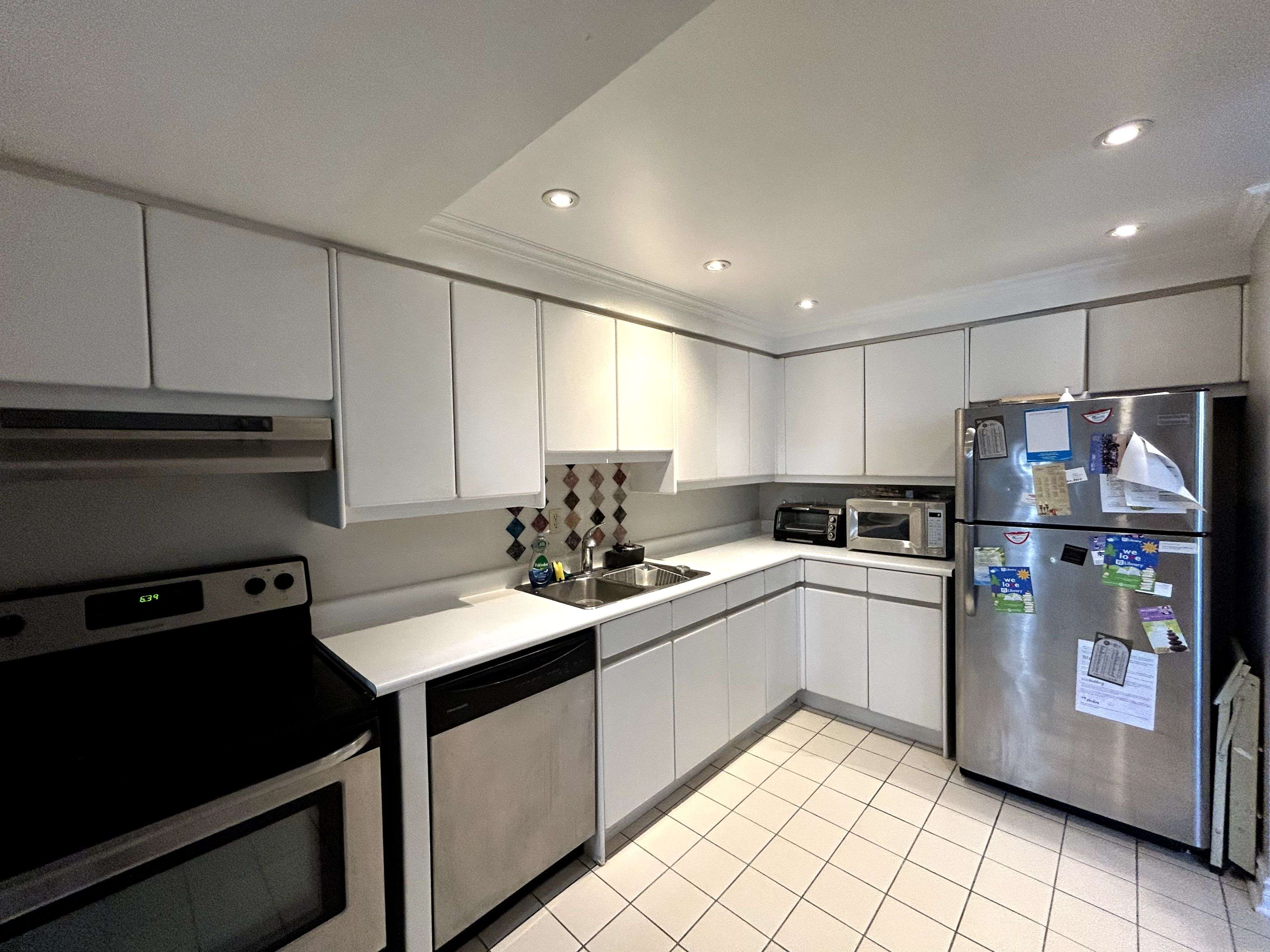Vaughan, ON L4J 7K4,333 Clark AVE W #219