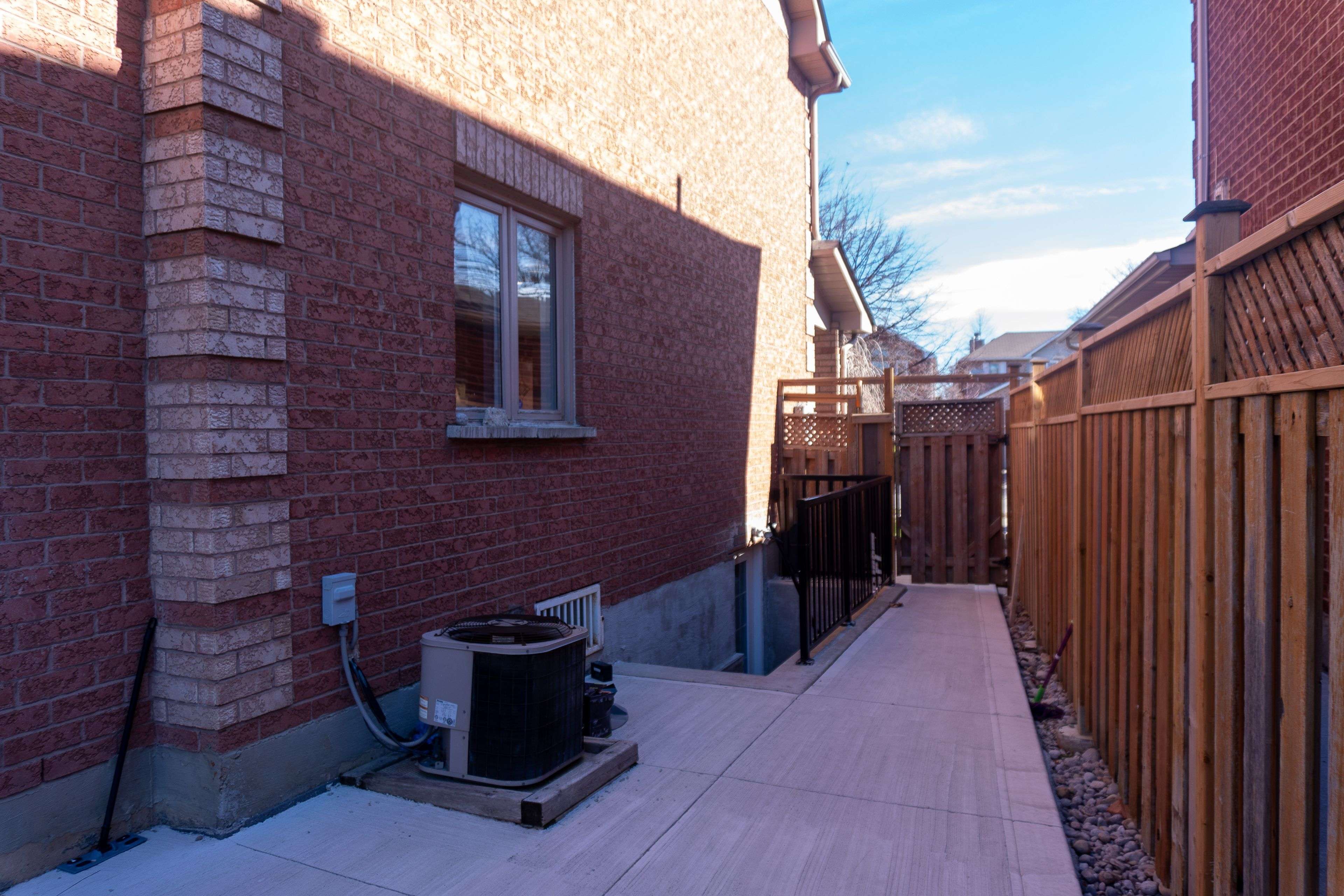 Brampton, ON L6Y 4T7,42 Lockwood RD #Lower