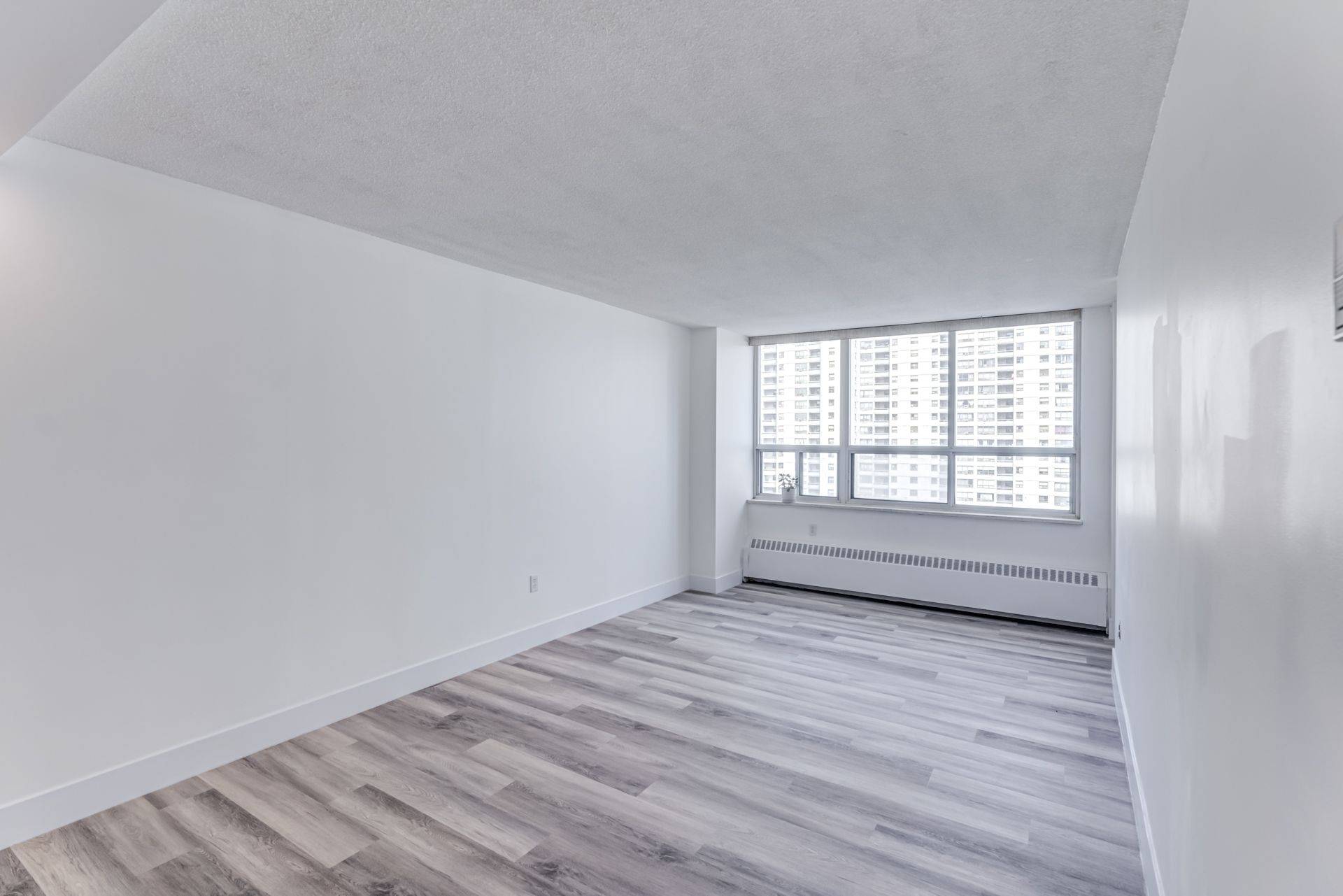 Toronto W09, ON M9R 1T4,390 Dixon RD #1013