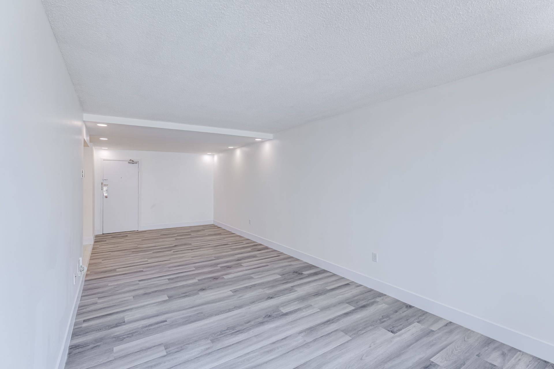 Toronto W09, ON M9R 1T4,390 Dixon RD #1013