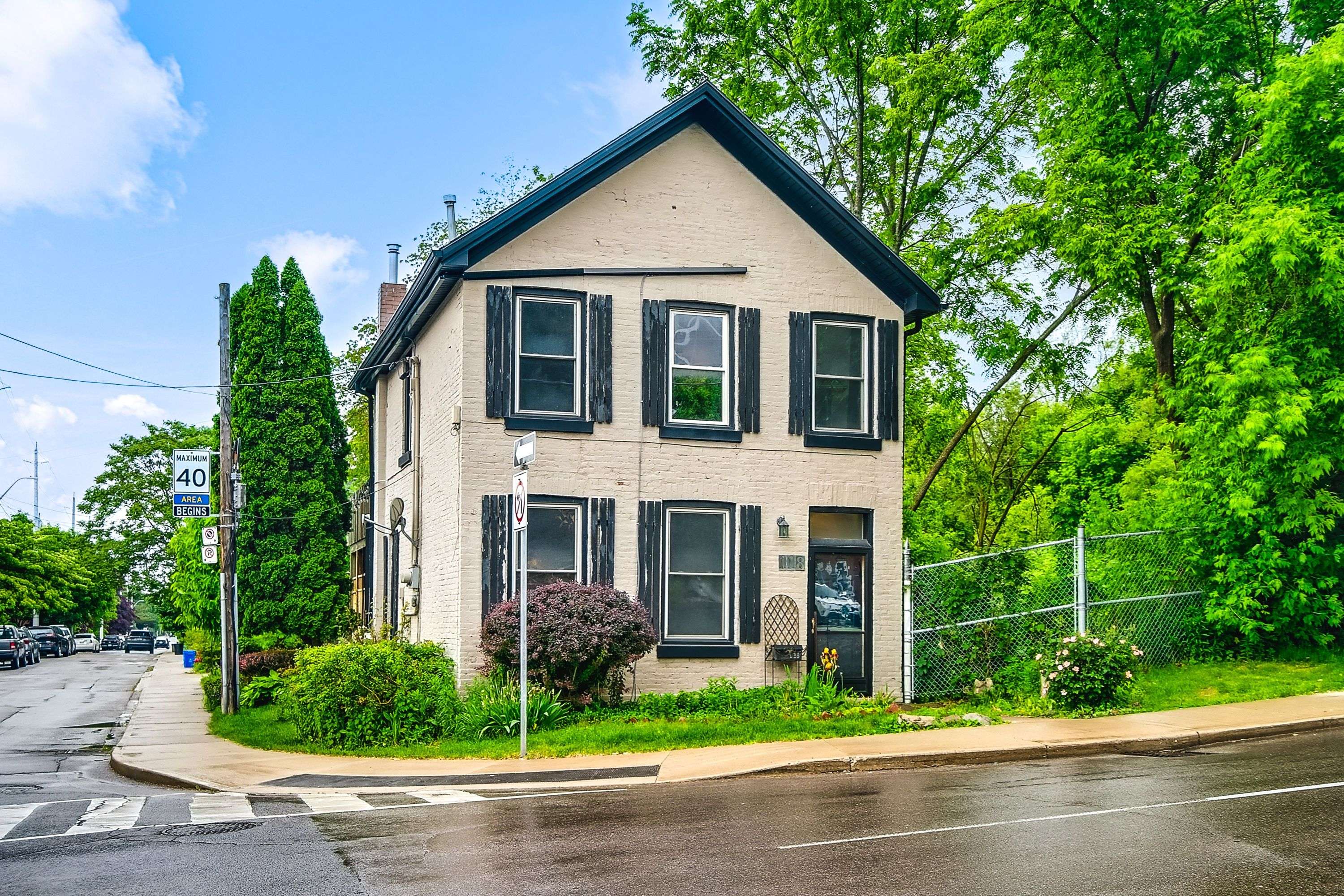 118 Queen ST S, Hamilton, ON L8P 3S1
