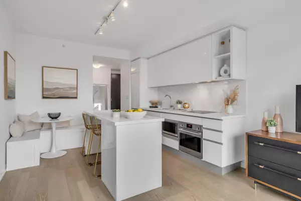 Toronto C02, ON M4V 3E1,377 Madison AVE #407