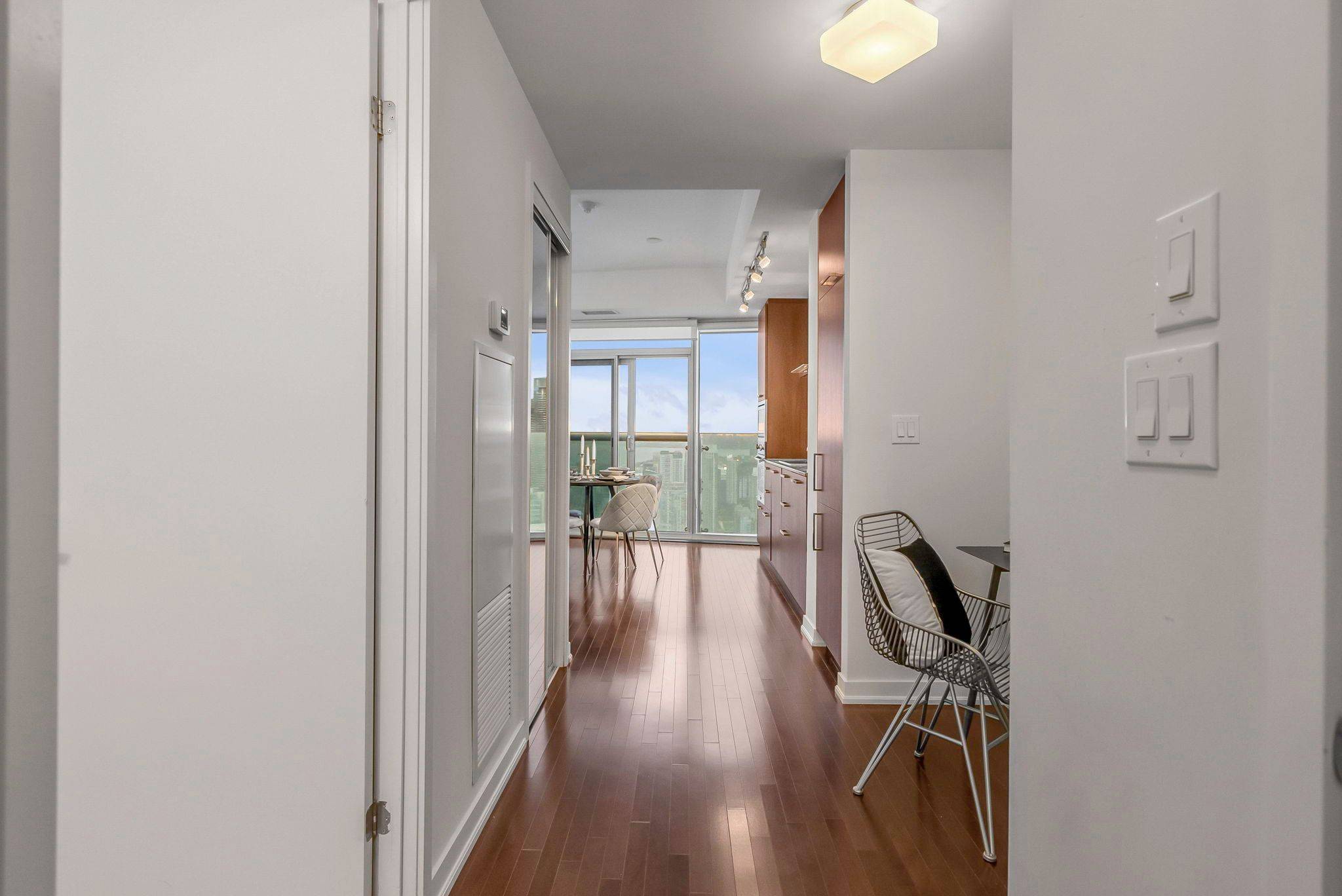Toronto C01, ON M5J 0A9,12 York ST #5306