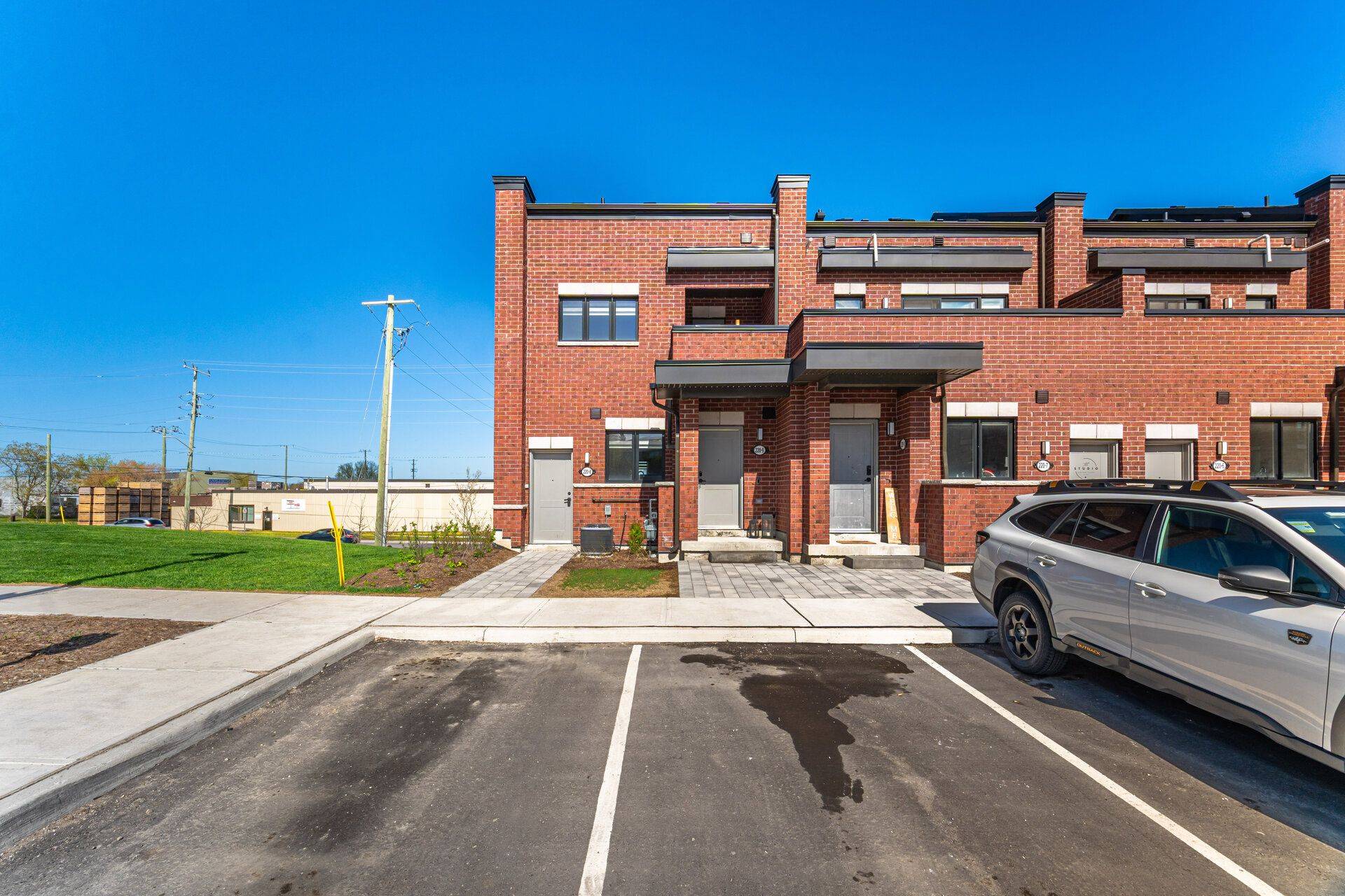 Bradford West Gwillimbury, ON L3Z 3G8,220 Dissette ST #9