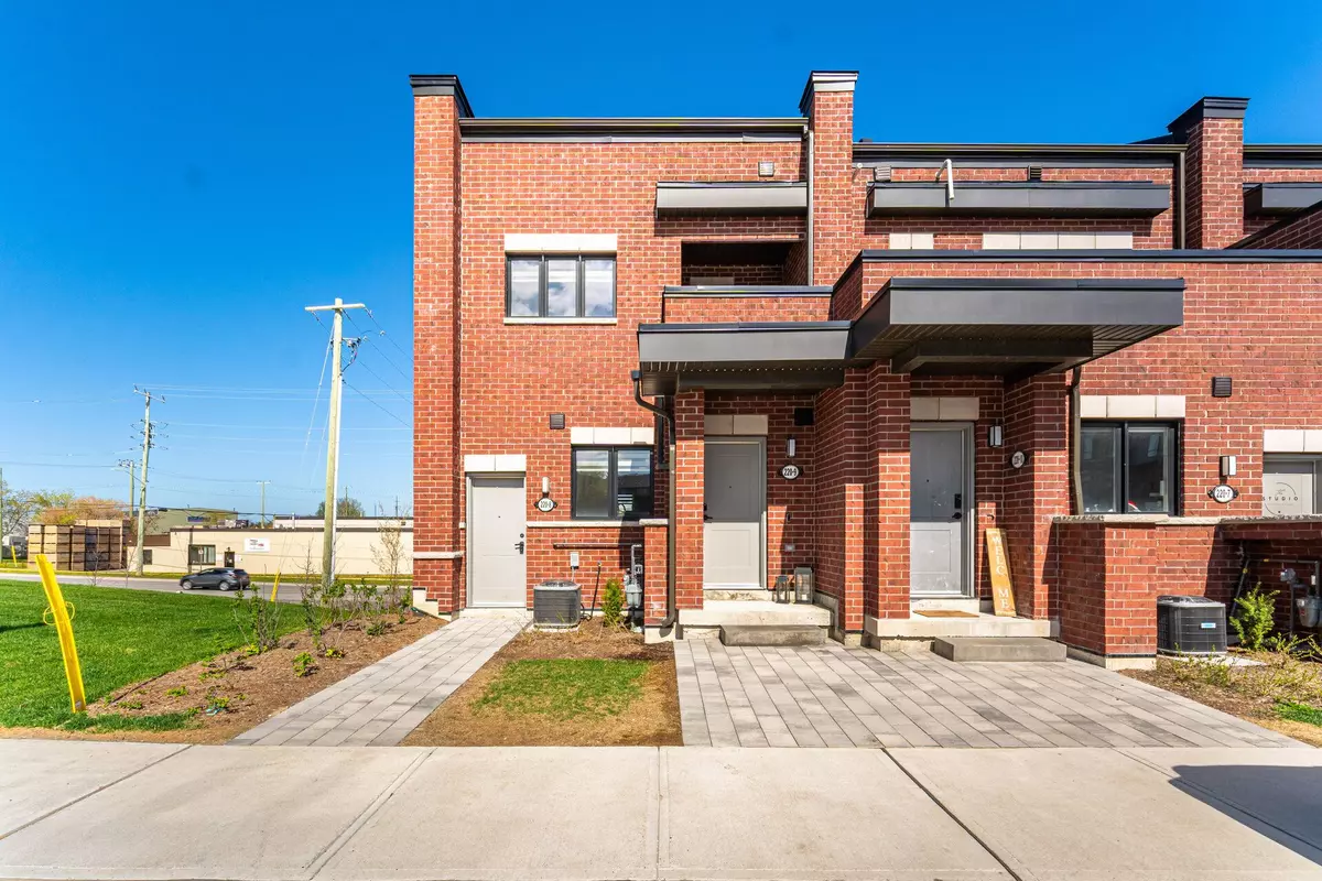 Bradford West Gwillimbury, ON L3Z 3G8,220 Dissette ST #9