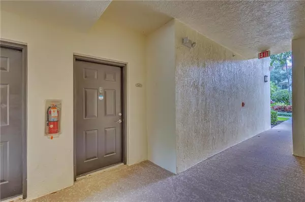 West Palm Beach, FL 33411,9833 Baywinds Dr #7102