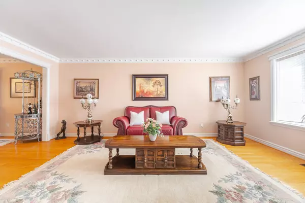 Mississauga, ON L4W 1L1,4097 Hickory DR