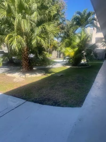 467 Golden Isles Dr #117, Hallandale Beach, FL 33009