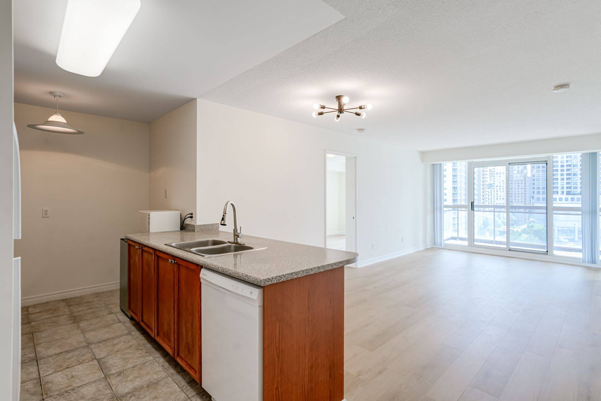 Toronto C14, ON M2N 7H7,18 Parkview AVE #1008