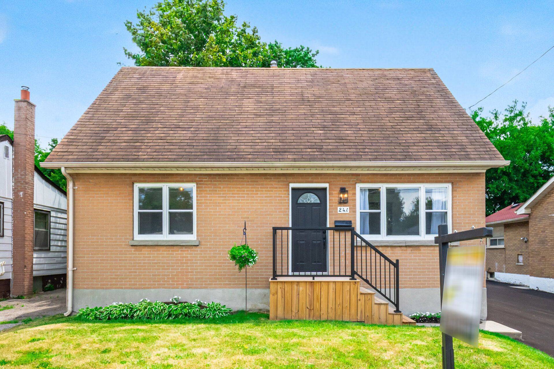 241 Marquette AVE, Oshawa, ON L1J 1W3