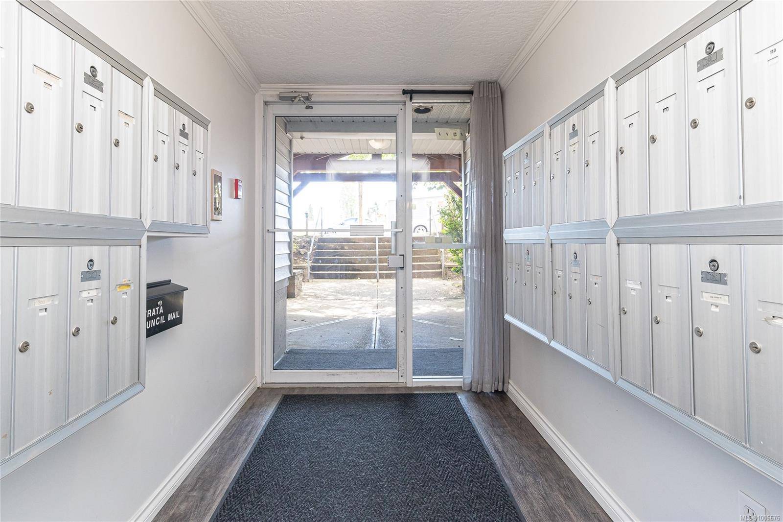 Saanich, BC V8X 4N1,3180 Albina St #103