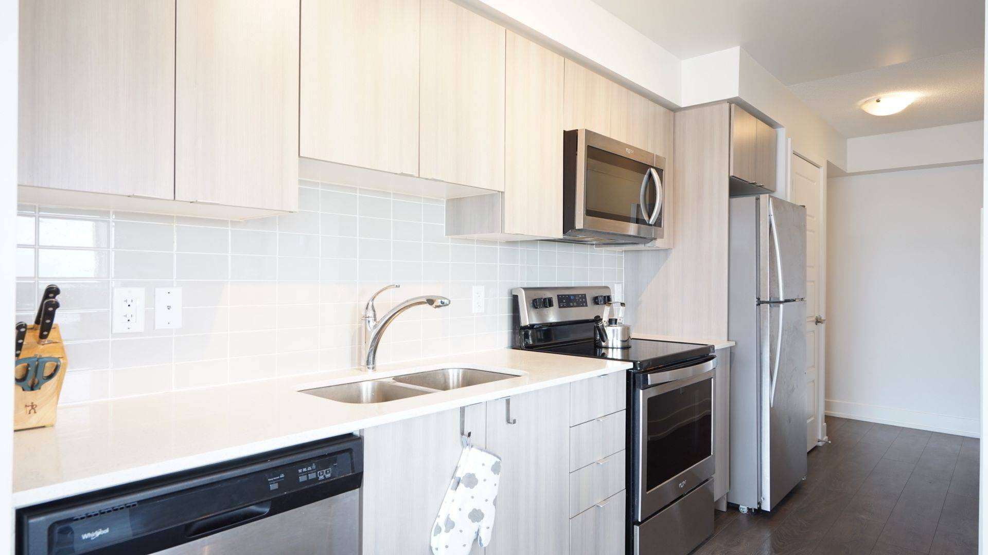 Pickering, ON L1W 0B6,1255 Bayly ST #1402