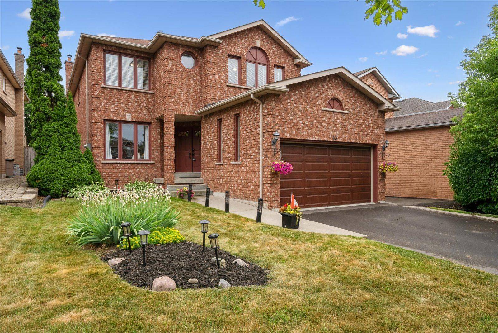Whitby, ON L1R 1Y7,43 Ringwood DR