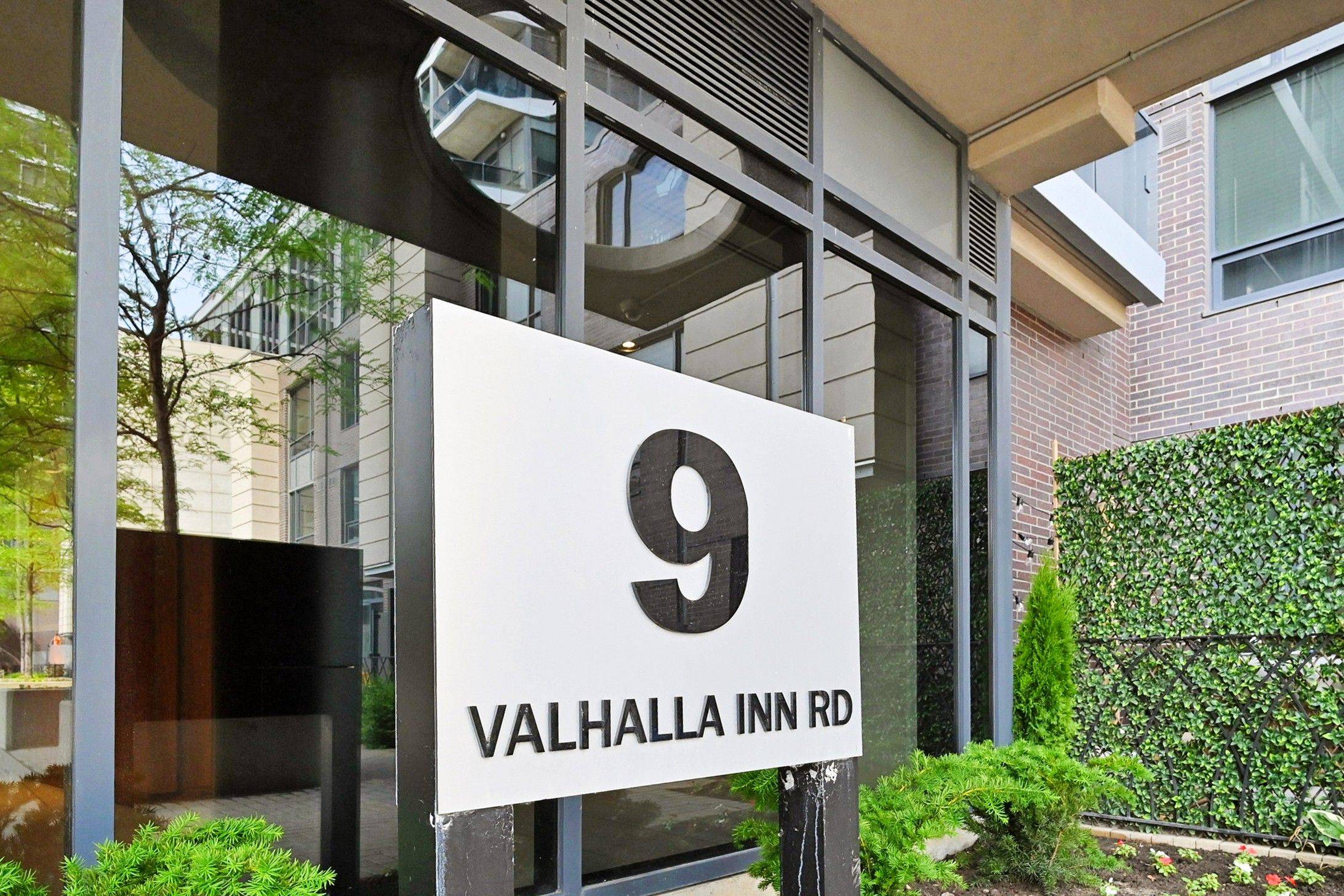 Toronto W08, ON M9B 0B2,9 Valhalla Inn RD #606