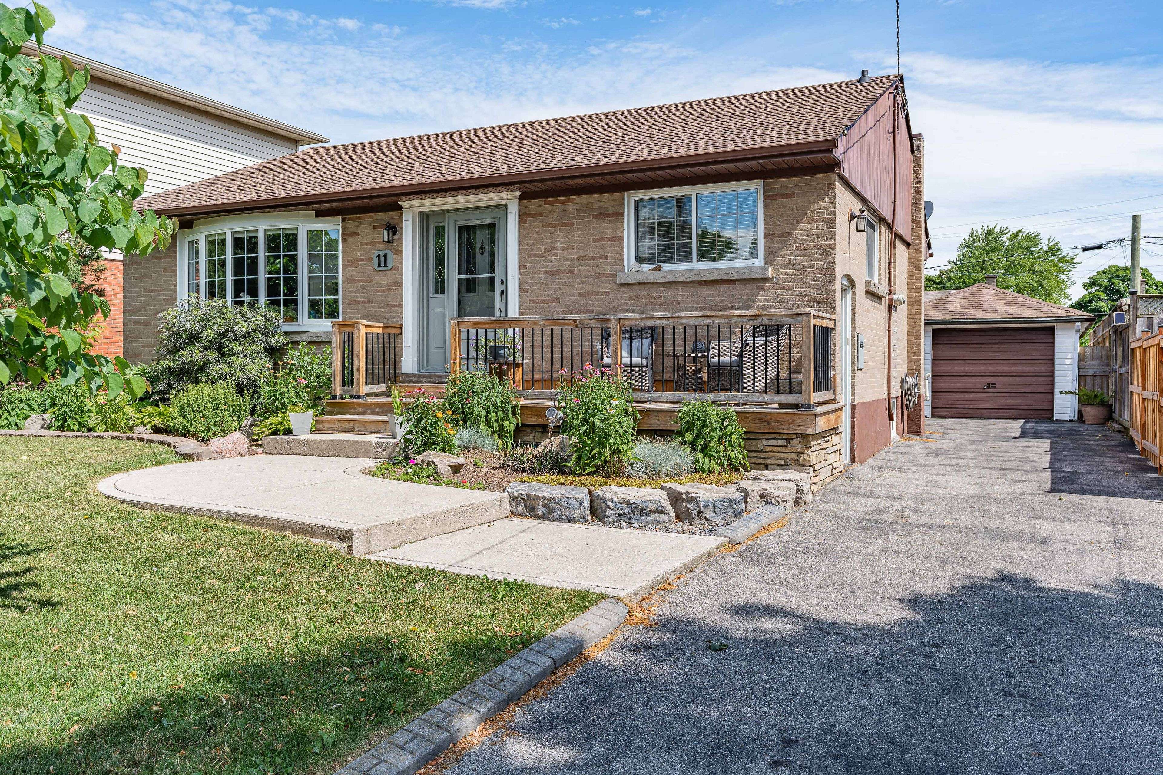 11 Barnett CT, Hamilton, ON L8T 2K1