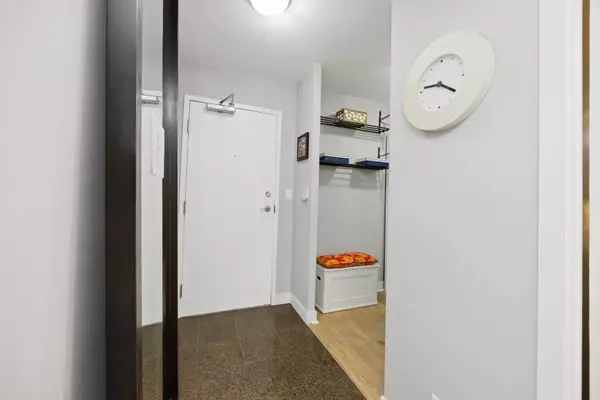 Toronto C01, ON M5V 3S1,397 Front ST W #906