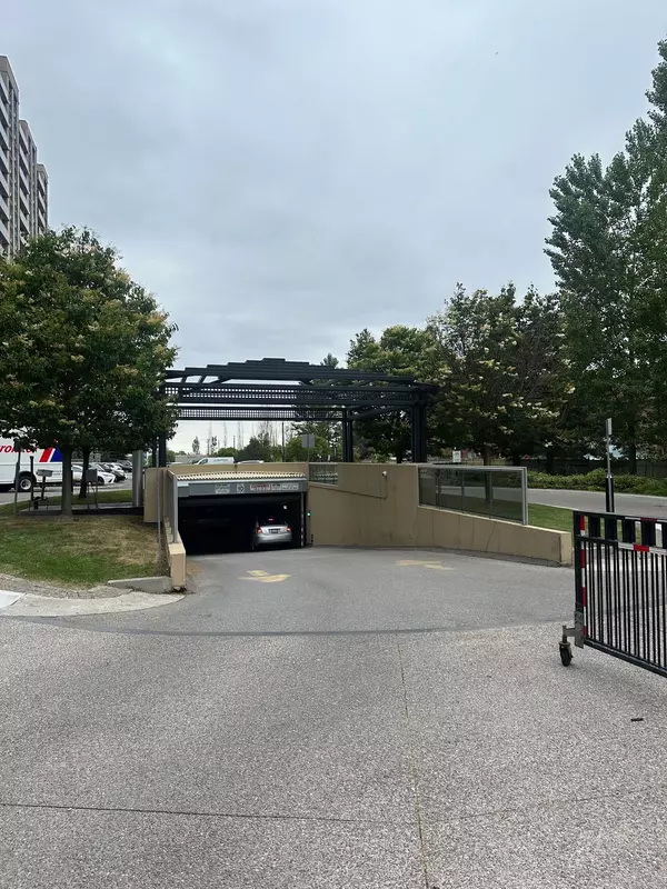 Toronto E04, ON M1P 5C8,18 Mondeo DR #1239