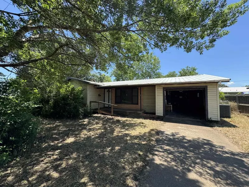 1017 S Adams Street, Mcgregor, TX 76657
