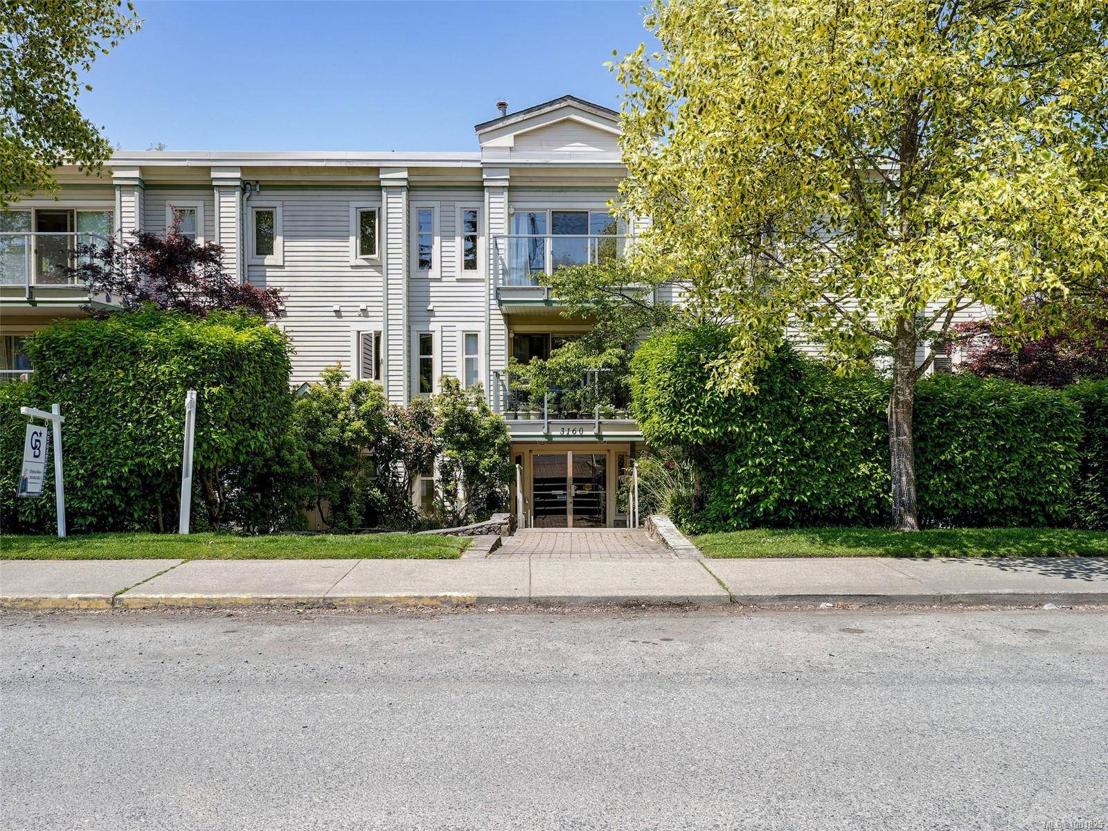 Saanich, BC V9A 1Z5,3160 Albina St #407