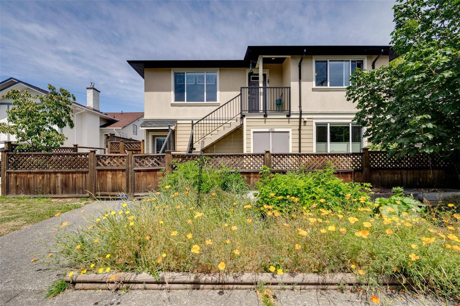 Victoria, BC V8R 2X5,1680 Ryan St #5