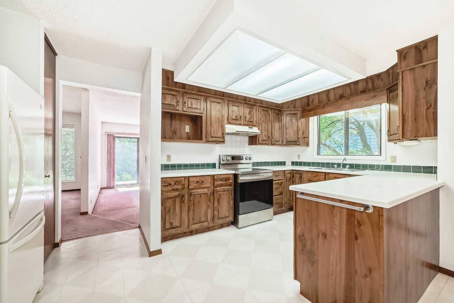 Calgary, AB T2J 6B9,111 Deercross RD SE
