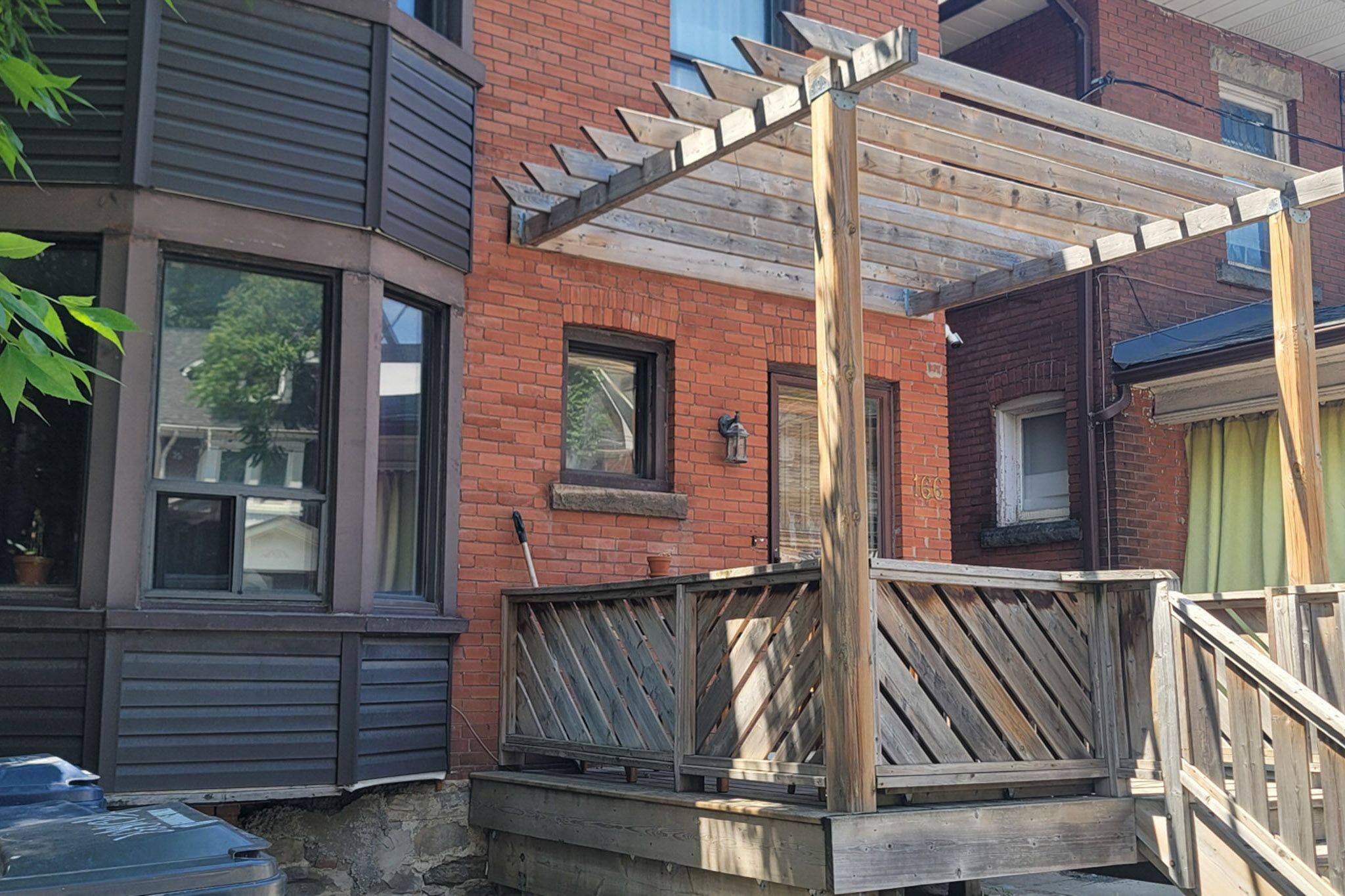 Toronto C02, ON M5R 2T8,166 Spadina RD #1