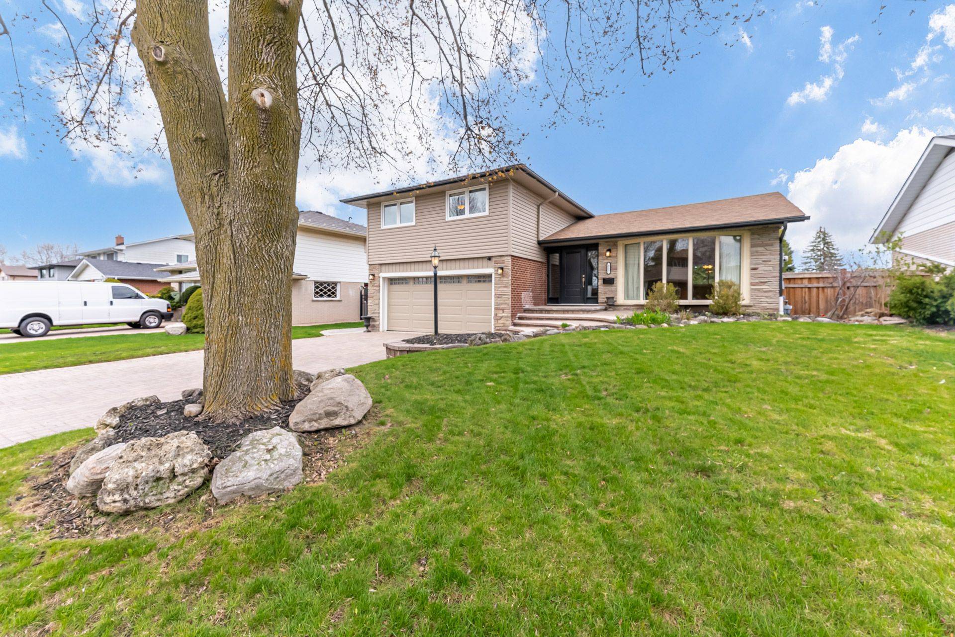 Oshawa, ON L1J 5K5,853 Fernhill BLVD