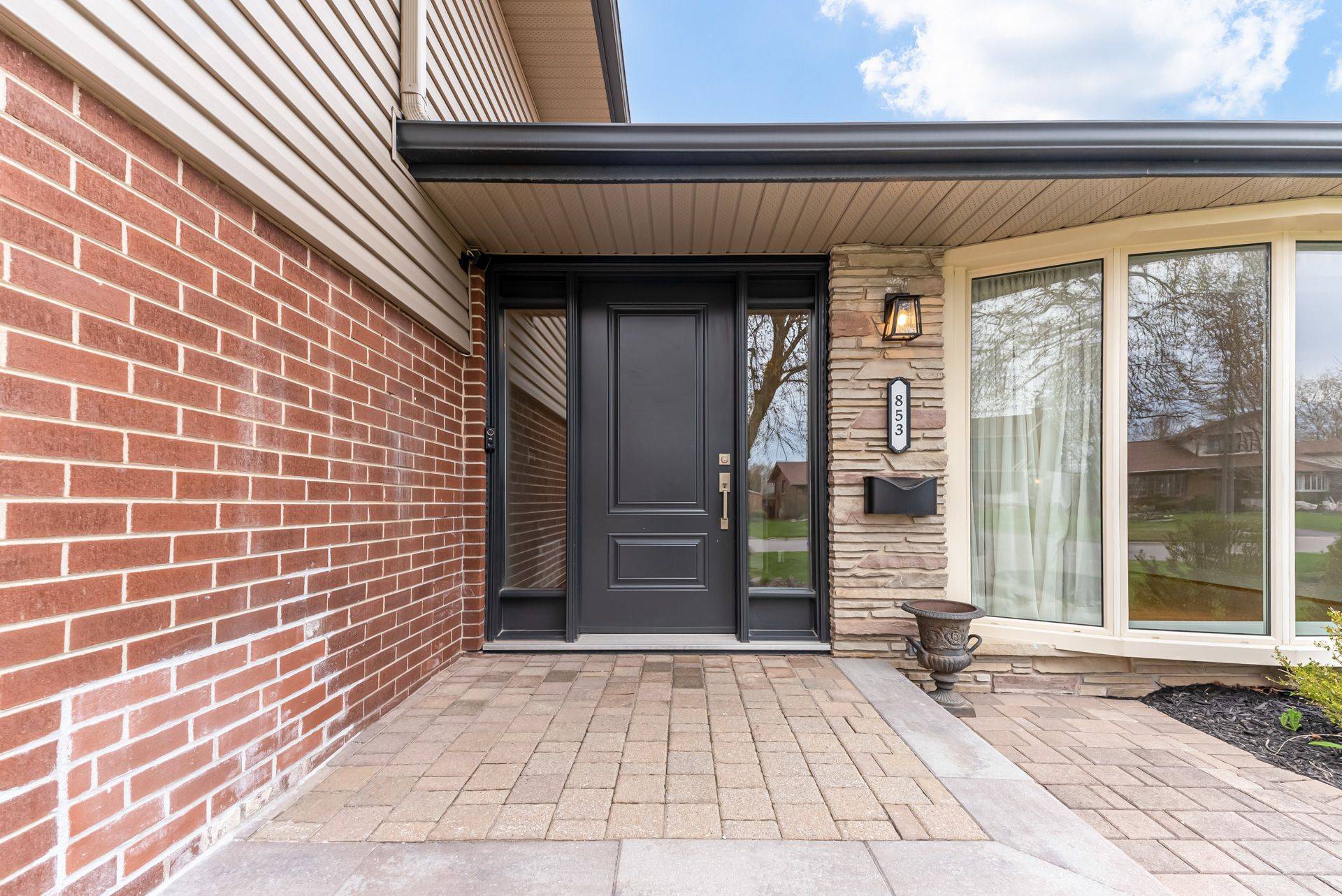 Oshawa, ON L1J 5K5,853 Fernhill BLVD