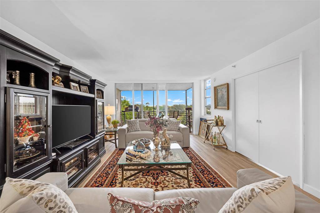 Pompano Beach, FL 33069,3499 Oaks Way #407