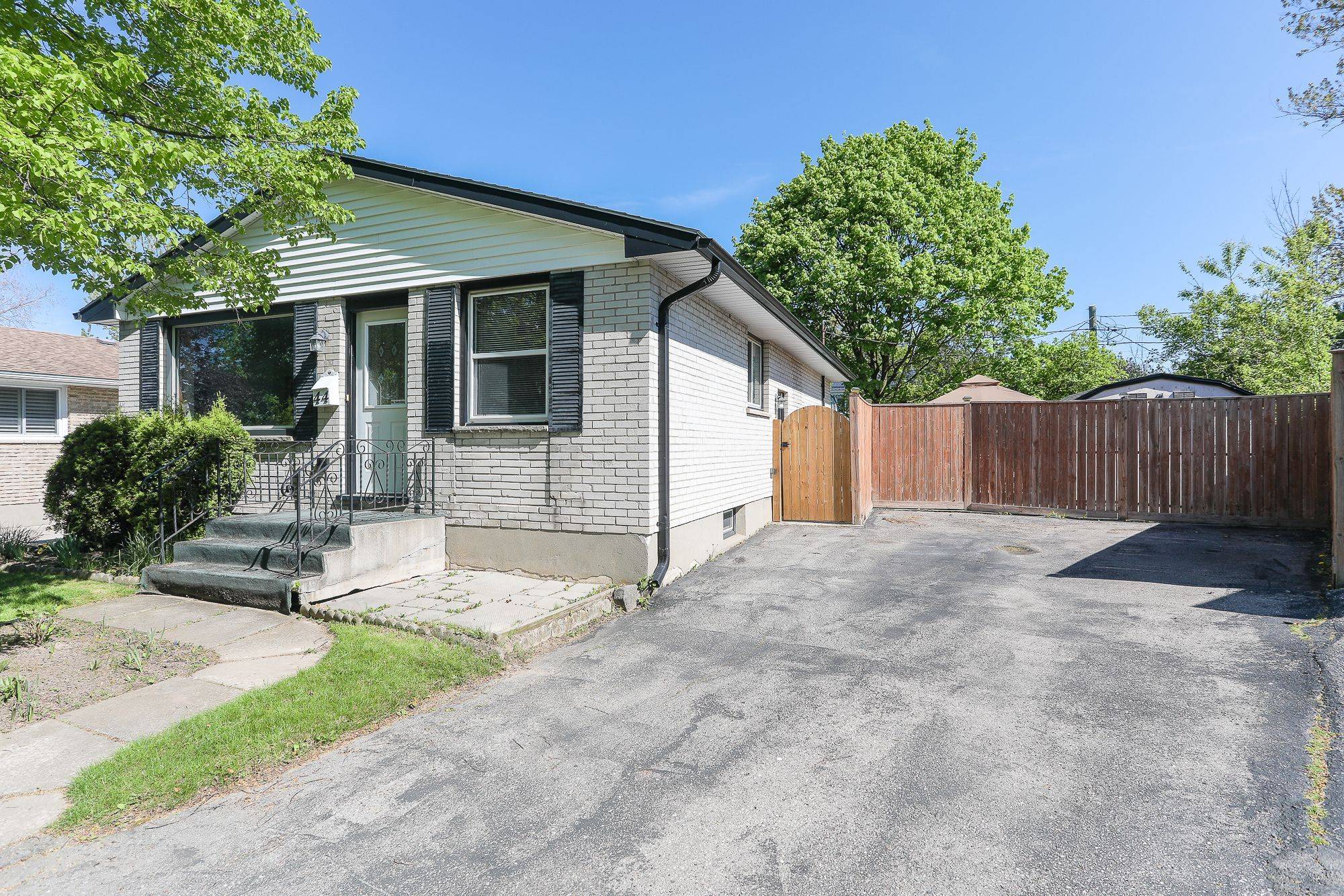 St. Thomas, ON N5R 5G9,44 Sparta ST