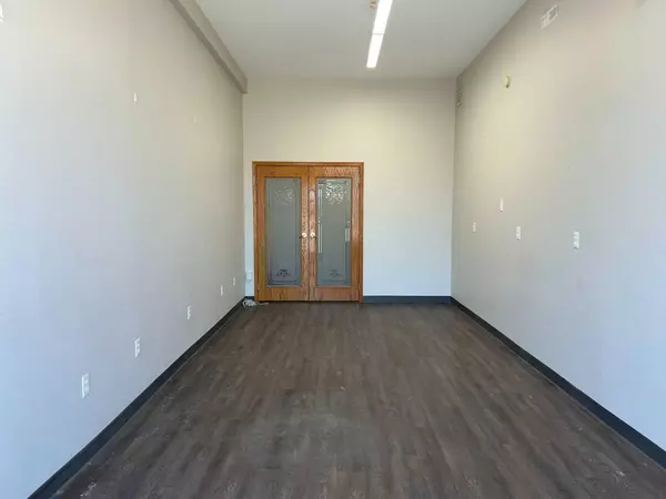 Medicine Hat, AB T1A6P1,70 8 ST NW #B