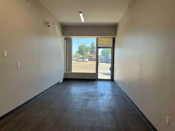 Medicine Hat, AB T1A6P1,70 8 ST NW #B