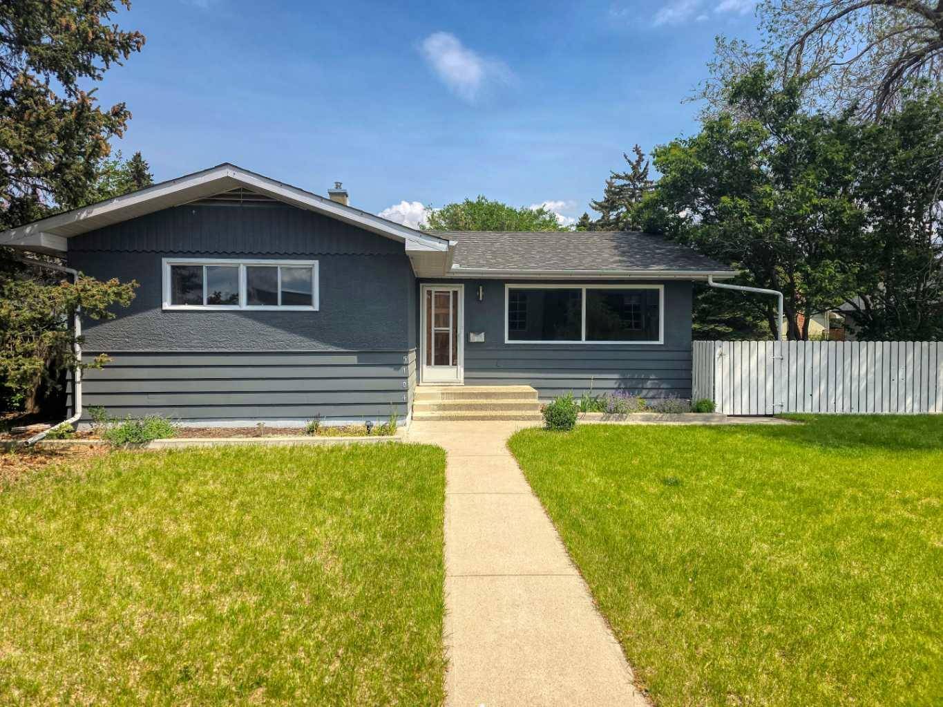 5104 Grove Hill RD Southwest, Calgary, AB T3E 4G6