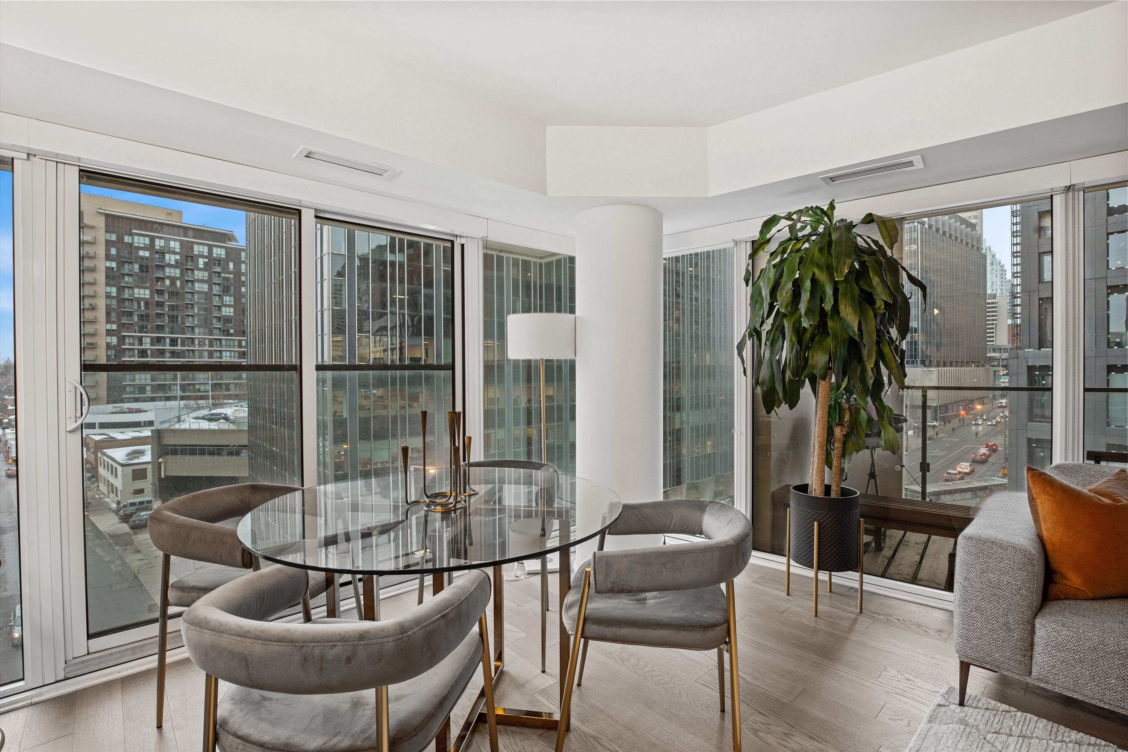 Toronto C10, ON M4S 0B1,5 Soudan AVE #716