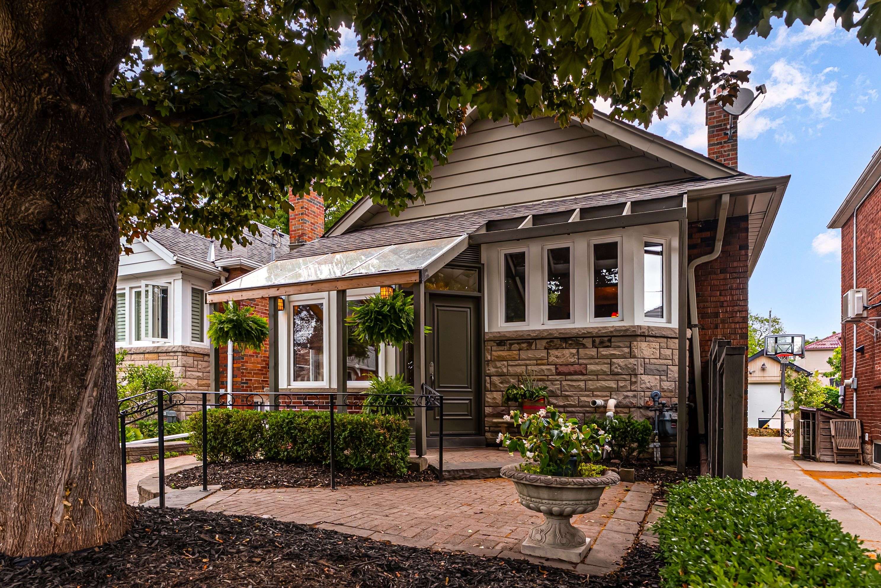 Toronto E03, ON M4J 4W7,11 Lankin BLVD