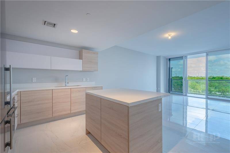 North Miami Beach, FL 33160,16385 Biscayne Blvd #406