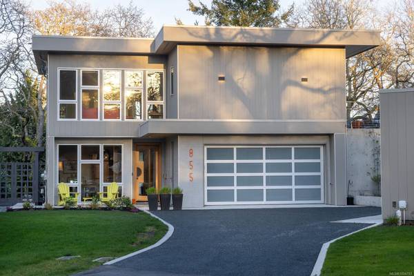 855 Runnymede Pl, Oak Bay, BC V8S 2V8