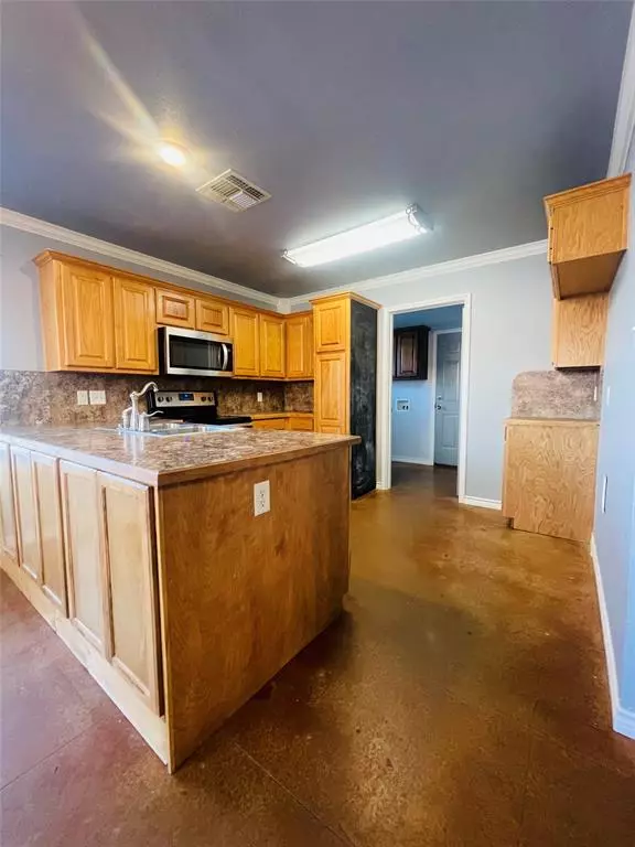 Lindsay, TX 76250,103 W 6th Street