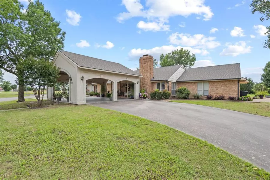 2017 S Village Drive, Bonham, TX 75418
